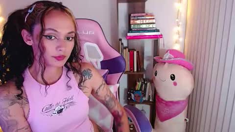 Snapshot of bluee_v chatting on 09/22/25, 01:07 Im Abril .. Nice to meet you thumb up me please its important INDEPENDENT MODEL online show from 09/22/25, 01:07