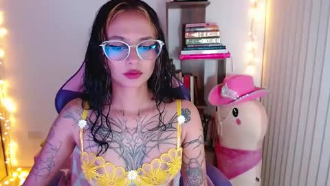 Snapshot of bluee_v chatting on 09/26/25, 12:47 Im Abril .. Nice to meet you thumb up me please its important INDEPENDENT MODEL online show from 09/26/25, 12:47