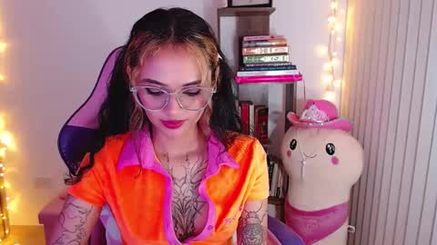 Snapshot of bluee_v chatting on 10/03/25, 01:57 Im Abril .. Nice to meet you thumb up me please its important INDEPENDENT MODEL online show from 10/03/25, 01:57