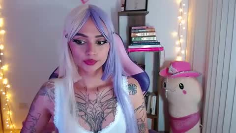 Snapshot of bluee_v chatting on 10/05/25, 12:20 Im Abril .. Nice to meet you thumb up me please its important INDEPENDENT MODEL online show from 10/05/25, 12:20