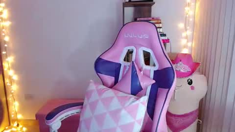 Snapshot of bluee_v chatting on 10/12/25, 01:37 Im Abril .. Nice to meet you thumb up me please its important INDEPENDENT MODEL online show from 10/12/25, 01:37