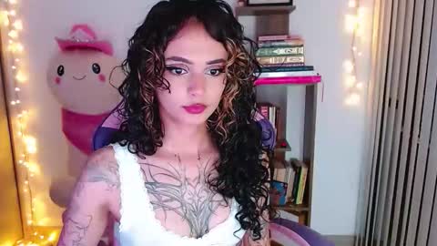 Snapshot of bluee_v chatting on 03/22/26, 02:26 Im Abril .. Nice to meet you thumb up me please its important INDEPENDENT MODEL online show from 03/22/26, 02:26