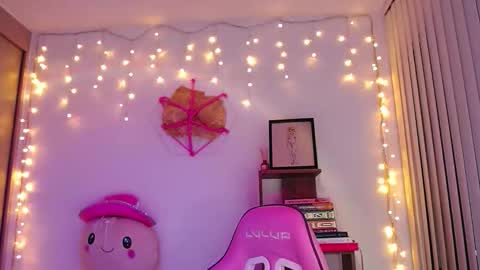 Snapshot of bluee_v chatting on 03/24/26, 01:10 Im Abril .. Nice to meet you thumb up me please its important INDEPENDENT MODEL online show from 03/24/26, 01:10