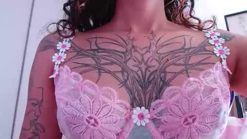 Snapshot of bluee_v chatting on 04/03/26, 05:44 Im Abril .. Nice to meet you thumb up me please its important INDEPENDENT MODEL online show from 04/03/26, 05:44