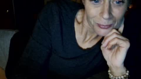 Snapshot of blueeyedlie chatting on 12/18/25, 08:31 Blueeyedlie online show from 12/18/25, 08:31