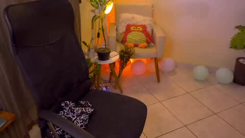 Snapshot of blueflora chatting on 04/15/26, 06:48 FLORAA online show from 04/15/26, 06:48