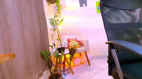Snapshot of blueflora chatting on 04/17/26, 01:47 FLORAA online show from 04/17/26, 01:47