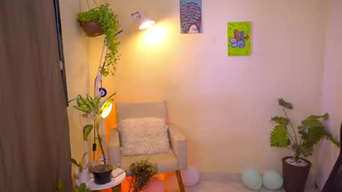 Snapshot of blueflora chatting on 04/19/26, 06:10 FLORAA online show from 04/19/26, 06:10