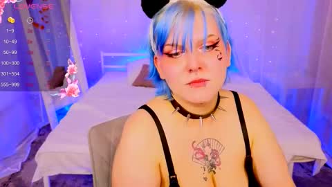 Snapshot of bluelunaray chatting on 09/25/25, 02:04 Hi my name is Lunaray online show from 09/25/25, 02:04