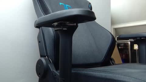 Snapshot of blzd5 chatting on 10/19/25, 06:08 blzd5 online show from 10/19/25, 06:08