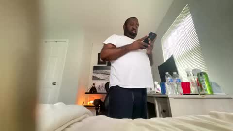 Snapshot of bobbyjones88034 chatting on 09/25/25, 02:32 Luv bug online show from 09/25/25, 02:32