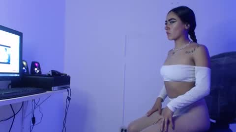 Snapshot of bonnie_blue_18 chatting on 11/25/25, 01:33 Bonnie online show from 11/25/25, 01:33