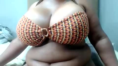 Snapshot of boobshoney95 chatting on 11/25/25, 02:11 boobshoney95 online show from 11/25/25, 02:11