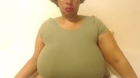 Snapshot of boobyqueen24 chatting on 10/06/25, 06:27 boobyqueen online show from 10/06/25, 06:27