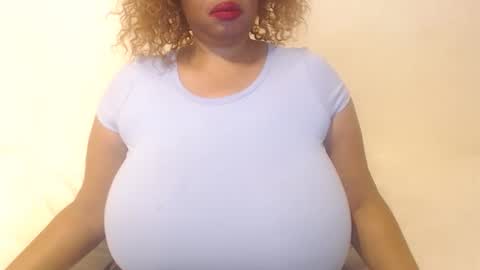 Snapshot of boobyqueen24 chatting on 12/18/25, 04:29 boobyqueen online show from 12/18/25, 04:29