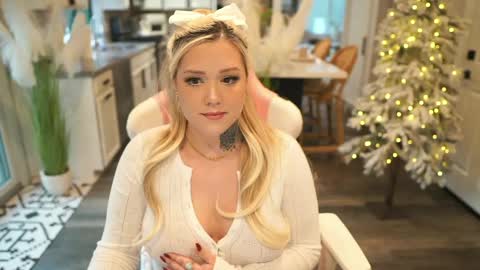 Snapshot of boobznbeer chatting on 12/03/24, 12:13 Miley online show from 12/03/24, 12:13