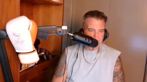 Snapshot of boss1420 chatting on 10/11/25, 07:12 BOSS online show from 10/11/25, 07:12