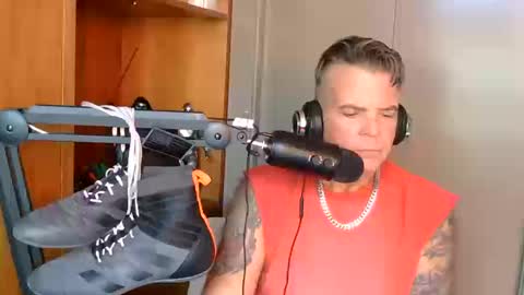 Snapshot of boss1420 chatting on 10/12/25, 09:25 BOSS online show from 10/12/25, 09:25