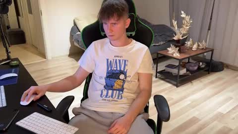 Snapshot of boykik chatting on 12/15/24, 05:53 Eddie online show from 12/15/24, 05:53