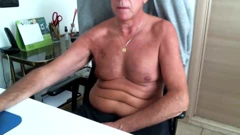 Snapshot of braccobald chatting on 10/28/25, 09:57 Braccobald online show from 10/28/25, 09:57