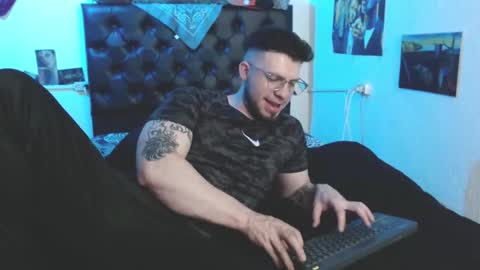 brad hot boy online show from 11/25/25, 06:19