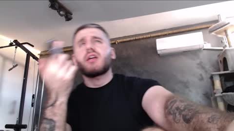 Snapshot of brad_pittfall chatting on 09/30/25, 02:44 ask me online show from 09/30/25, 02:44