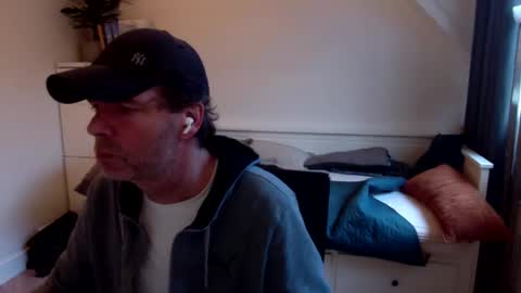 Snapshot of bram1944972145 chatting on 12/09/24, 01:45 Bram online show from 12/09/24, 01:45