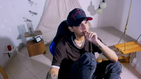 Snapshot of brand_hades chatting on 05/19/26, 01:56 B R A N D online show from 05/19/26, 01:56