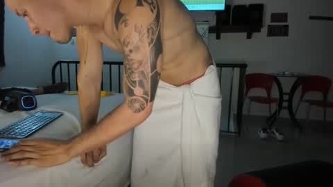 Snapshot of branfonhot chatting on 09/10/25, 12:43 Instagram             twitter BRAN LOPEZ  online show from 09/10/25, 12:43