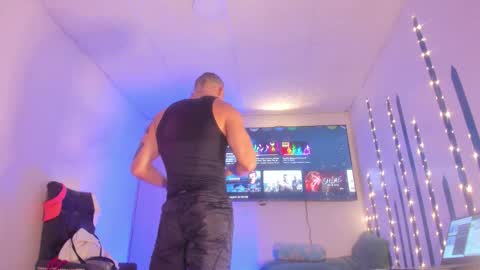 Snapshot of branfonhot chatting on 10/17/25, 09:34 Instagram             twitter BRAN LOPEZ  online show from 10/17/25, 09:34