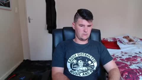 Snapshot of brendansexyboy098754 chatting on 04/16/26, 09:43 ask me lol online show from 04/16/26, 09:43