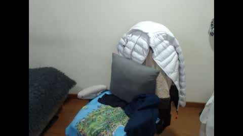 scarleth    follow mee 3 kis online show from 09/28/25, 12:49