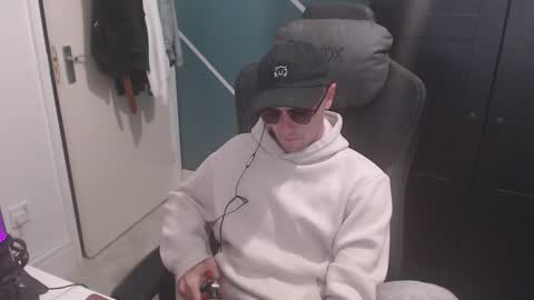 Snapshot of britishbigdick_ chatting on 10/02/25, 06:04 britishbigdick_ online show from 10/02/25, 06:04