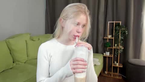 Snapshot of britneybrashaw chatting on 10/13/25, 07:30 Eva online show from 10/13/25, 07:30