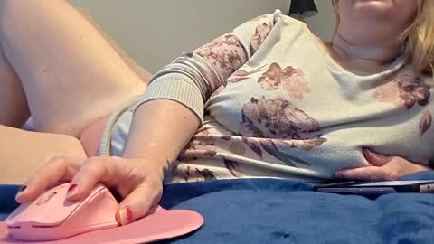 Snapshot of brkenprincess81 chatting on 02/21/26, 10:33 brkenprincess81 online show from 02/21/26, 10:33