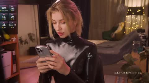 Snapshot of bronnica chatting on 12/11/24, 02:33 Anna online show from 12/11/24, 02:33