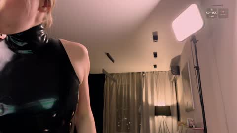 Snapshot of bronnica chatting on 01/18/25, 06:21 Anna online show from 01/18/25, 06:21