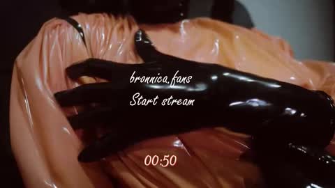 Snapshot of bronnica chatting on 10/03/25, 04:26 Anna online show from 10/03/25, 04:26