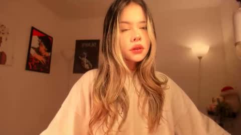 Nat  Independent model  Please help me to reach 200 thumbs up online show from 12/19/25, 04:52