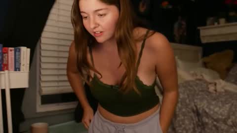 Snapshot of brunettebaby040 chatting on 10/16/25, 11:06 brunettebaby040 online show from 10/16/25, 11:06