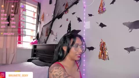 Snapshot of brunettesexyy0 chatting on 10/21/25, 05:24 brunette online show from 10/21/25, 05:24