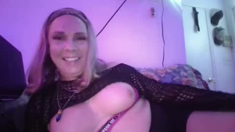 Snapshot of brusedknees4u chatting on 12/15/25, 06:28 Summer Cumins online show from 12/15/25, 06:28