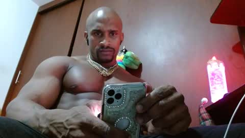 Snapshot of bryan_colen chatting on 02/21/25, 11:21 Enjoy the best muscle straws   online show from 02/21/25, 11:21