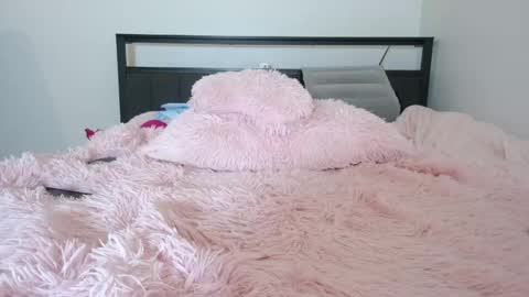 Snapshot of bubble_girl_lo chatting on 04/11/26, 08:18 Queen Lola XXX online show from 04/11/26, 08:18