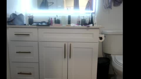 Snapshot of bubble_girl_lo chatting on 04/18/26, 04:27 Queen Lola XXX online show from 04/18/26, 04:27