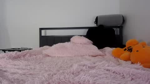 Snapshot of bubble_girl_lo chatting on 06/18/26, 09:36 Queen Lola XXX online show from 06/18/26, 09:36