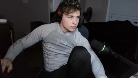 Snapshot of bubblebuttbdn chatting on 12/15/25, 01:43 BubblebuttBdn online show from 12/15/25, 01:43