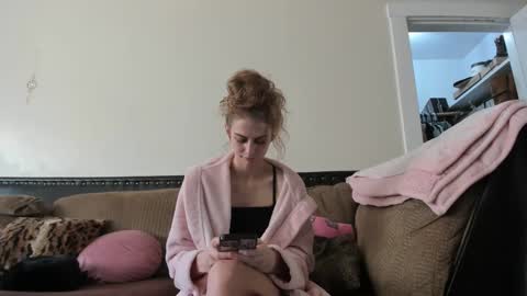 Snapshot of buffybarloe chatting on 12/14/24, 09:45 Buffy online show from 12/14/24, 09:45