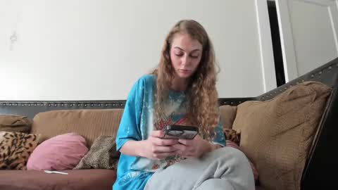 Snapshot of buffybarloe chatting on 12/20/24, 09:17 Buffy online show from 12/20/24, 09:17