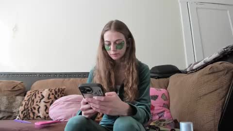 Snapshot of buffybarloe chatting on 01/02/25, 08:35 Buffy online show from 01/02/25, 08:35